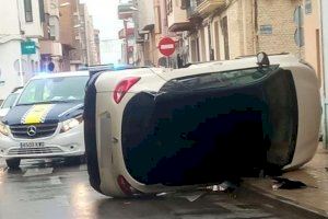 Vuelca un coche en pleno centro de Vila-real