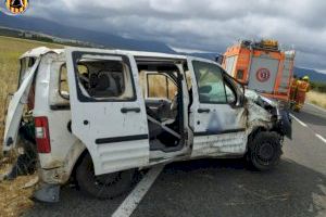 Rescatan a un conductor tras estrellarse con su furgoneta en Sinarcas