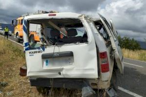 Rescatan a un conductor tras estrellarse con su furgoneta en Sinarcas - (foto 2)