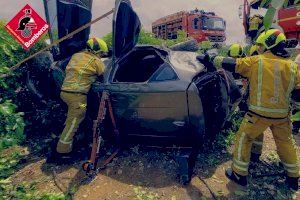 Atrapat el conductor d'un vehicle que es va precipitar a un bancal a Dénia