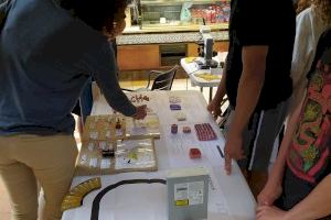 L'alumnat de l'IES Joan Coromines va participar el 15/05/2023 a la XI Setmana de la Ciència al Mercat Central de Benicarló - (foto 2)