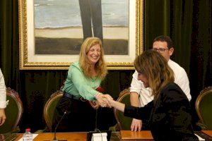 Castelló tanca amb bona lluna una tibant legislatura: Llàgrimes i abraçades en el comiat