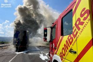 Dos camions cremen en xocar en l'A7 a Vilavella