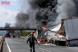 Tornen els embossos en l'A-7 per l'incendi de dos camions a Nules