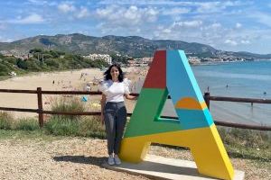 Nuevo rótulo con el logotipo de la marca turística de Alcalà de Xivert-Alcossebre en el mirador de la playa Romana