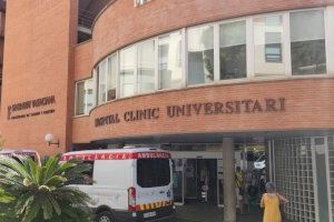 Dos días de espera para ingresar en el Clínico: los sindicatos piden un plan de choque urgente