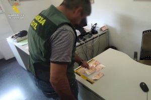 Detenen a una parella que comprava amb bitllets falsos de 50 euros en comerços de Santa Pola - (foto 2) Detenen a una parella que comprava amb bitllets falsos de 50 euros en comerços de Santa Pola - (foto 2)