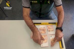 Detenen a una parella que comprava amb bitllets falsos de 50 euros en comerços de Santa Pola Detenen a una parella que comprava amb bitllets falsos de 50 euros en comerços de Santa Pola