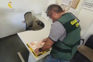 Detenen a una parella que comprava amb bitllets falsos de 50 euros en comerços de Santa Pola - (foto 3) Detenen a una parella que comprava amb bitllets falsos de 50 euros en comerços de Santa Pola - (foto 3)