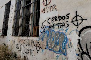 Tres anys de presó per inundar Carcaixent amb 400 pintades nazis