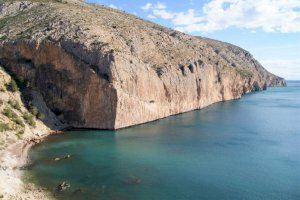 Una roca cae y deja inconsciente y colgada a una escaladora en Calp