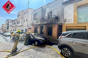 Dos viviendas confinadas y varios coches arrasados por el incendio de un coche averiado en La Nucia