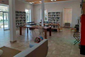Las bibliotecas del Mar en Benicàssim: calma, libros, talleres de inglés, cuentacuentos y lengua y cultura valenciana para turistas