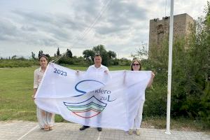 Burriana coloca las banderas obtenidas en reconocimiento por la calidad de sus playas y sendero