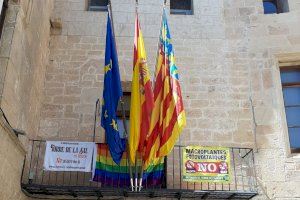 La bandera arcoiris oneja a Cabanes per a reivindicar els drets LGTBI
