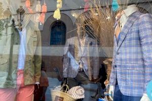El jurado del concurso de escaparates visita los comercios engalanados de Hogueras y valora su ’originalidad, calidad e ingenio’ - (foto 2)