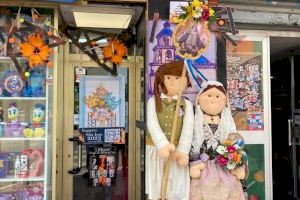 El jurado del concurso de escaparates visita los comercios engalanados de Hogueras y valora su ’originalidad, calidad e ingenio’