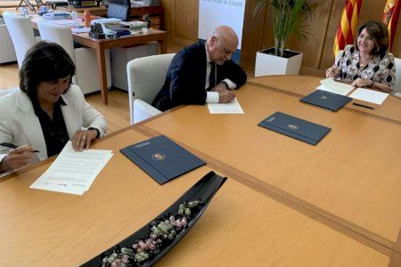 L’acord, signat per primera vegada a tres bandes, persegueix convertir el màster universitari en un referent nacional L’acord, signat per primera vegada a tres bandes, persegueix convertir el màster universitari en un referent nacional