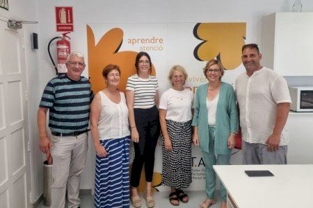 L'alcaldessa de Xàbia, Rosa Cardona, visita el taller del Tapis