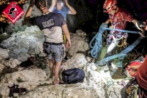 Complicat rescat a Calp: dos germans queden atrapats a boca de nit al Penó d'Ifach - (foto 2)