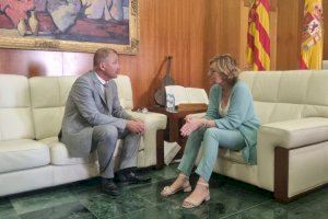 La alcaldesa de Xàbia recibe al Embajador de la República Checa y al portero Antonio Sivera 