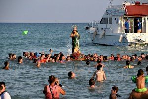 Dos marineras se lanzan al mar para llevar a Santa María Magdalena hasta la ermita de Moncofa