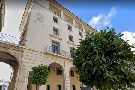 Demanen cinc anys de presó a un home acusat de besar i grapejar a una menor, amiga de la seua filla a Alacant Demanen cinc anys de presó a un home acusat de besar i grapejar a una menor, amiga de la seua filla a Alacant