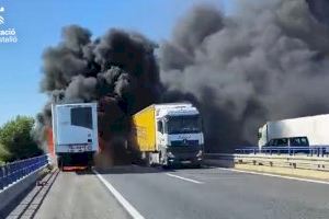 Un camió frigorífic crema en l'autopista a Alcalà de Xivert i es propaga a una àrea de vegetació - (foto 2)