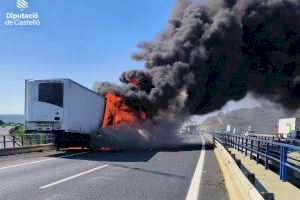 Un camió frigorífic crema en l'autopista a Alcalà de Xivert i es propaga a una àrea de vegetació