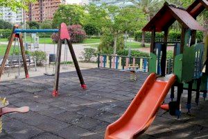 El Ayuntamiento restaura el pavimento de dos zonas infantiles del Jardín del Túria para reabrirlas provisionalmente El Ayuntamiento restaura el pavimento de dos zonas infantiles del Jardín del Túria para reabrirlas provisionalmente