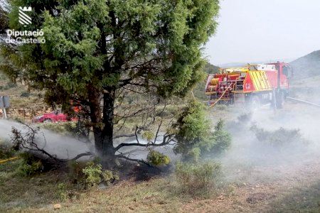 Los bomberos controlan dos incendios en La Vall d’Uixó y Morella Los bomberos controlan dos incendios en La Vall d’Uixó y Morella