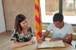 El betxinenc Iker Moreno, Campeón de España SUB-18 en Decatlón, recibe la insignia de honor del Ayuntamiento por parte de Nebot