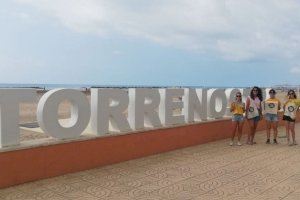 El Ayuntamiento de Torreblanca y Ecoembes conciencian a vecinos y visitantes para que reciclen y no ensucien la playa