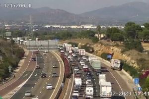 Quatre quilòmetres d'embós en l'A-7 per un accident a Bétera