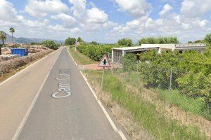 Una conductora s'ix de la via en un camí de Nules