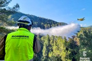Es despleguen els bombers per a frenar un incendi forestal a Montanejos Es despleguen els bombers per a frenar un incendi forestal a Montanejos
