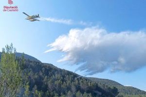Es despleguen els bombers per a frenar un incendi forestal a Montanejos - (foto 2) Es despleguen els bombers per a frenar un incendi forestal a Montanejos - (foto 2)