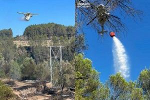 Es despleguen els bombers per a frenar un incendi forestal a Montanejos - (foto 3) Es despleguen els bombers per a frenar un incendi forestal a Montanejos - (foto 3)