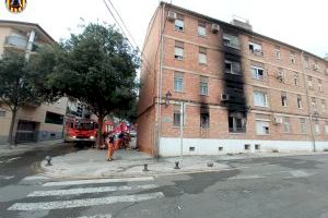 Un greu incendi en un habitatge de Xàtiva deixa cinc assistits, un d'ells un bomber