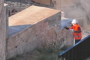 El Ayuntamiento de Villena emplea un novedoso sistema de limpieza con vapor para eliminar los grafitis de la muralla