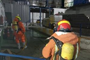 Els bombers controlen una fugida d'àcid en una nau de Paterna - (foto 3)