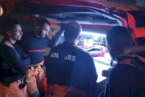 Els bombers controlen una fugida d'àcid en una nau de Paterna - (foto 2)