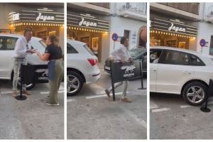 ‘Aparcament extrem’: Retira les tanques de la terrassa d'un bar per a aparcar el seu cotxe a Xàbia ‘Aparcament extrem’: Retira les tanques de la terrassa d'un bar per a aparcar el seu cotxe a Xàbia