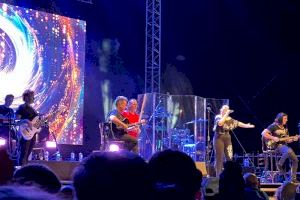 Cientos de personas se quedan en la puerta sin poder ver a Camela en Calp - (foto 3)