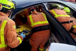 Una persona ha de ser excarcerada després d'un aparatós accident entre tres vehicles a Manises