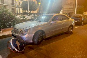 Detienen a un coche circulando con una señal incrustada en Novelda