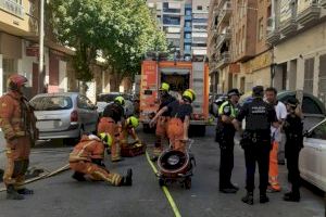 Cuatro personas asistidas por inhalación de humo en el incendio de una vivienda en Oliva - (foto 2)
