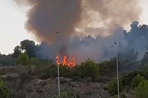 Els bombers treballen per a sufocar un incendi de vegetació a La Vall d'Uixó Els bombers treballen per a sufocar un incendi de vegetació a La Vall d'Uixó