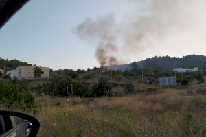 Els bombers treballen per a sufocar un incendi de vegetació a La Vall d'Uixó - (foto 2) Els bombers treballen per a sufocar un incendi de vegetació a La Vall d'Uixó - (foto 2)