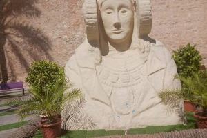 CONTIGO pide que se retire la Dama del Palacio de Altamira por considerarla una “reproducción poco afortunada” CONTIGO pide que se retire la Dama del Palacio de Altamira por considerarla una “reproducción poco afortunada”